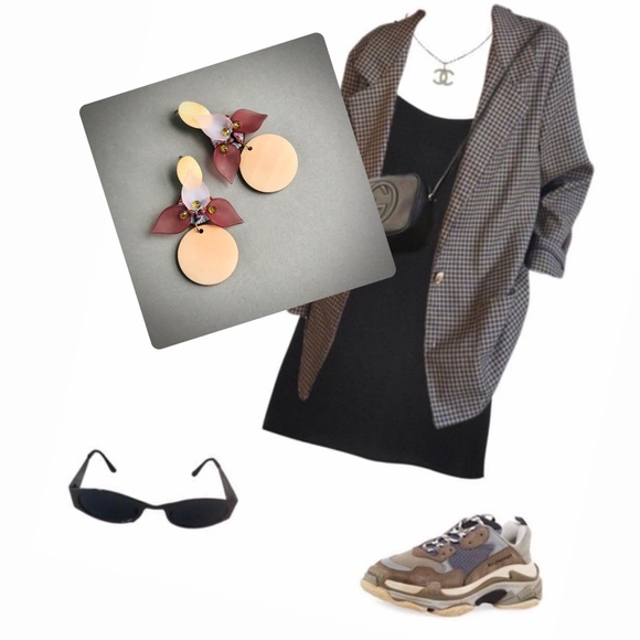 Floral earrings with wood pendant - Picture 14 of 14